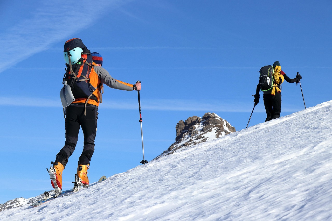 Skieur dévalant une piste enneigée dans les montagnes du Queyras.