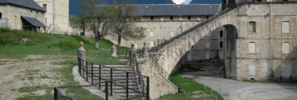 Vue panoramique sur la place forte de Mont-Dauphin et les montagnes environnantes.