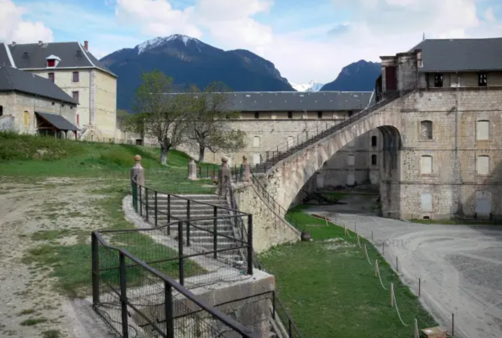 Vue panoramique sur la place forte de Mont-Dauphin et les montagnes environnantes.