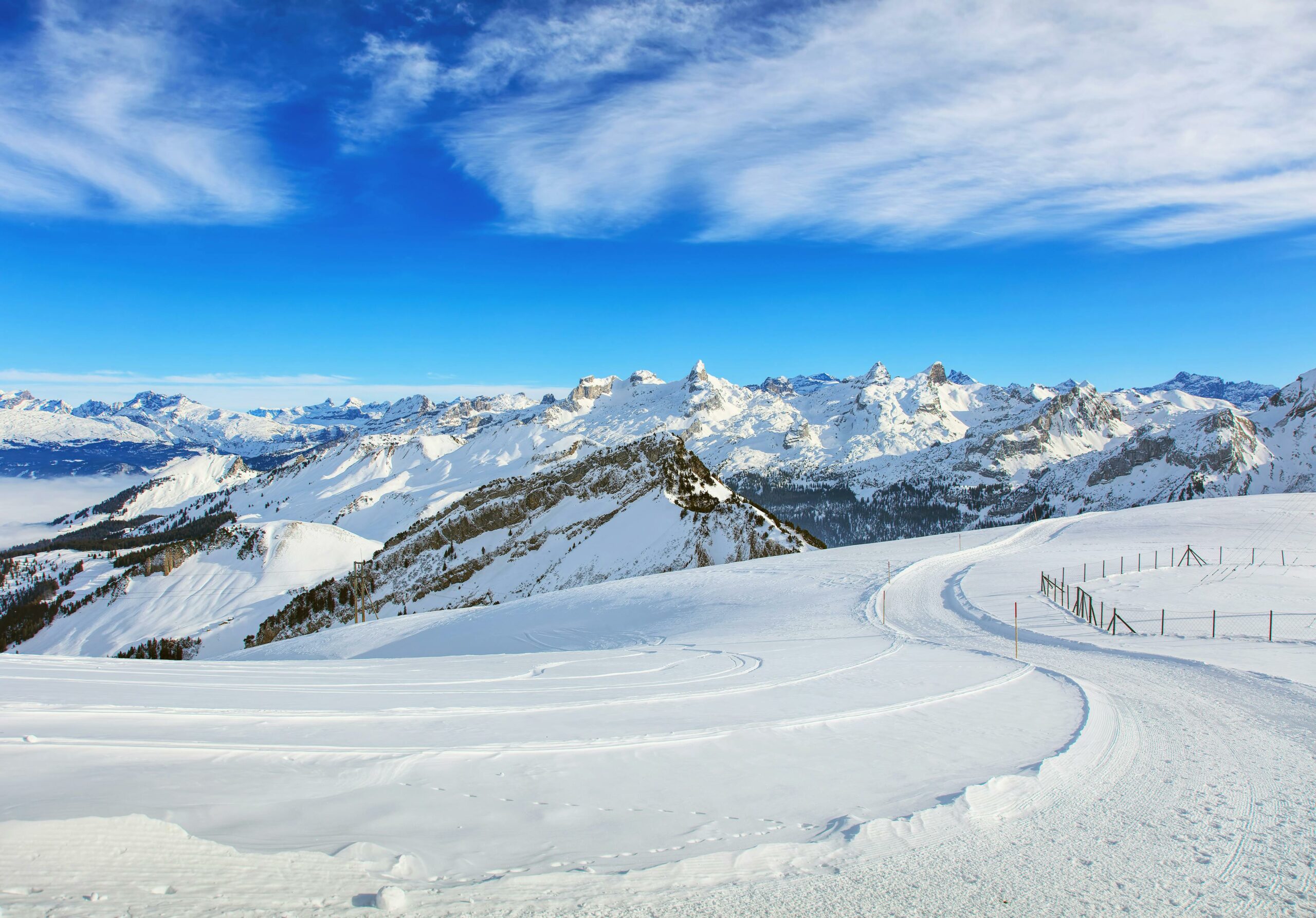 Balades hivernales dans le Queyras avec panorama de montagnes enneigées et ciel bleu