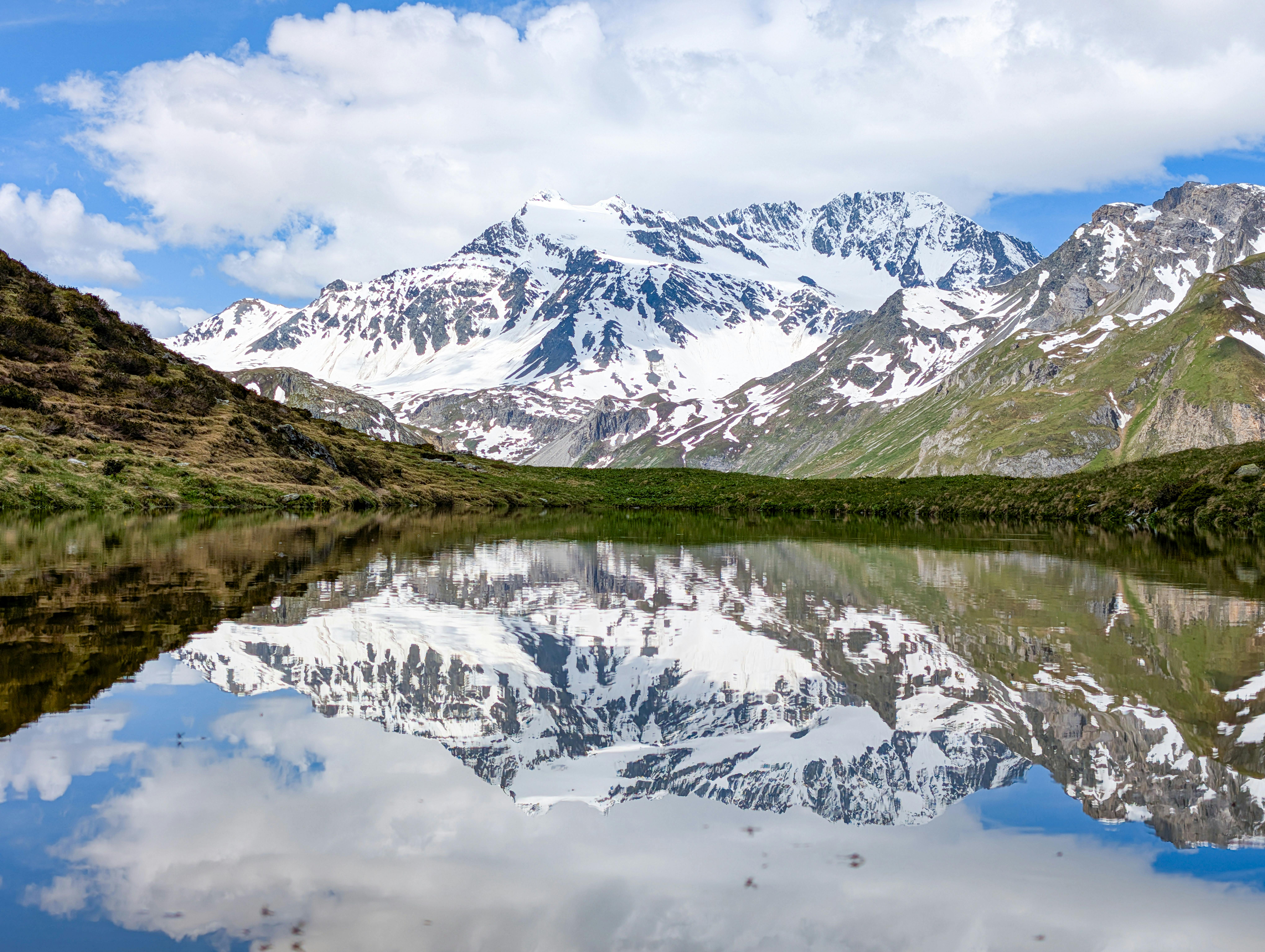 Paysage alpin avec lac et montagnes enneigées idéal pour un week-end romantique en location dans les Alpes