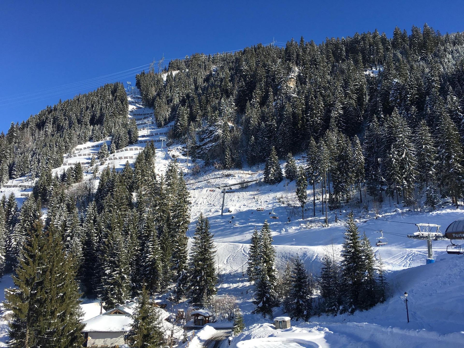 Station de ski du Queyras en hiver avec pistes enneigées