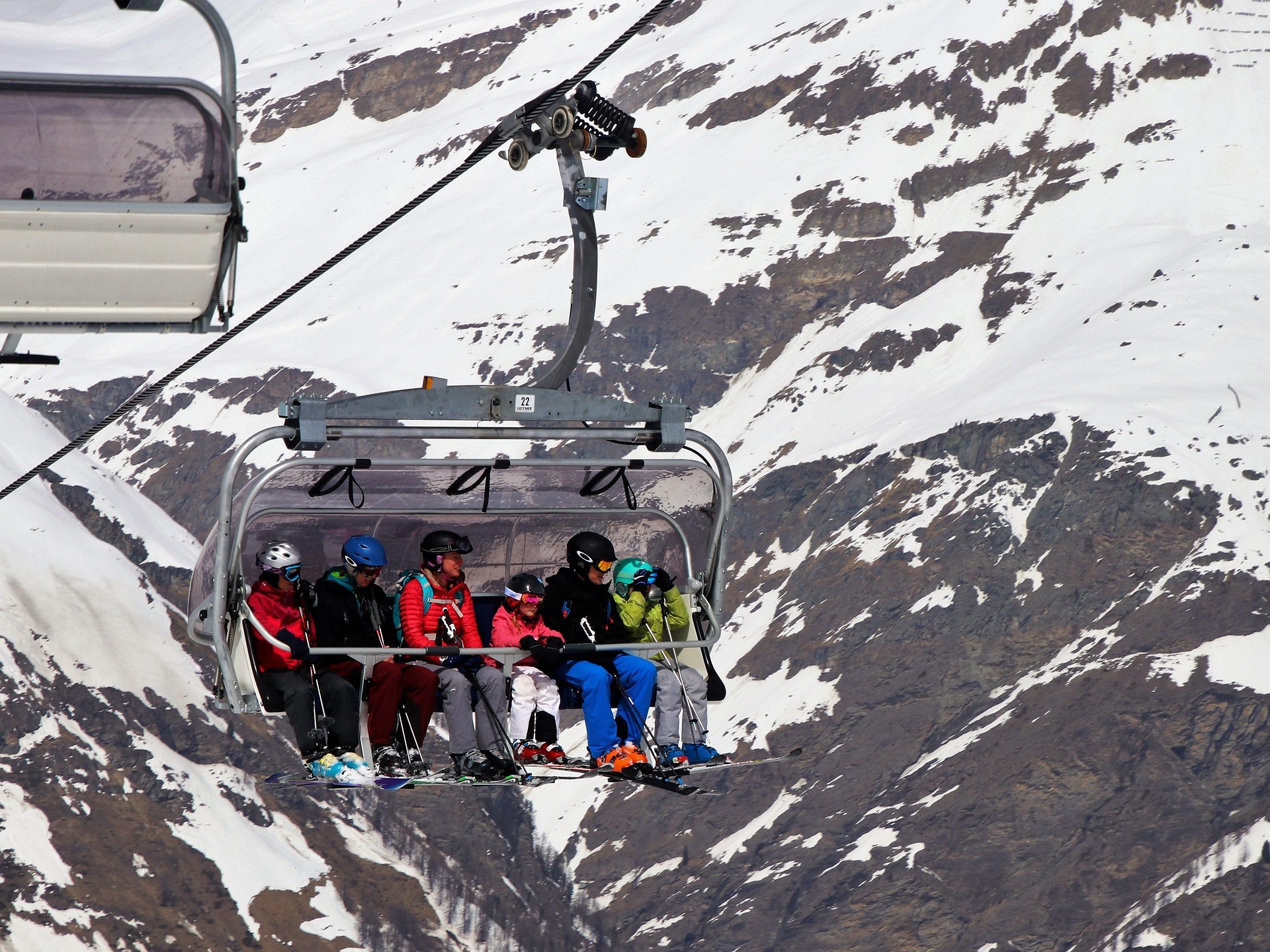 Famille au ski sur télésiège dans une station de montagne