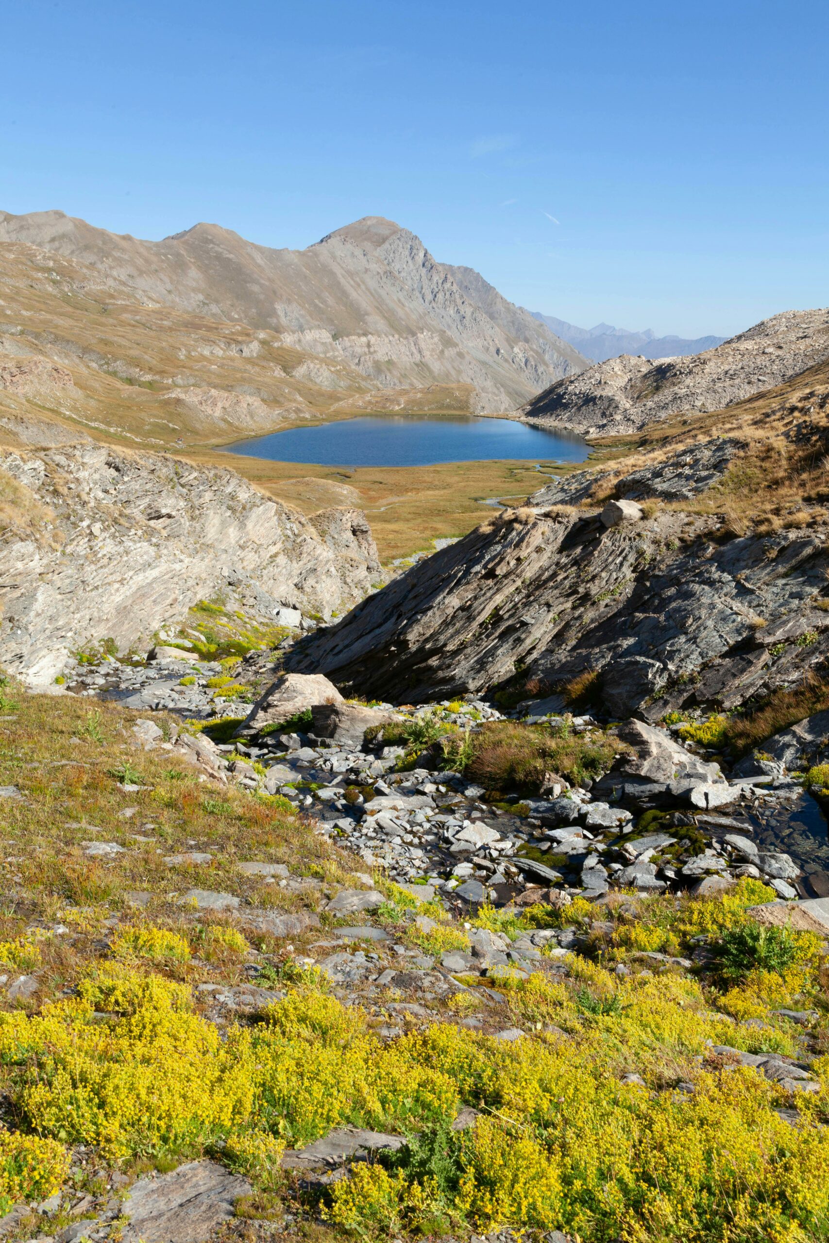 Location Queyras en toute saison avec lac d’altitude, montagnes rocheuses et flore alpine