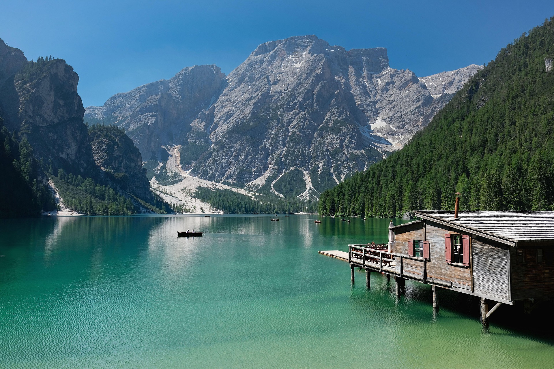 Paysage de lac et forêt dans le Queyras – destination queyras découverte faune et flore