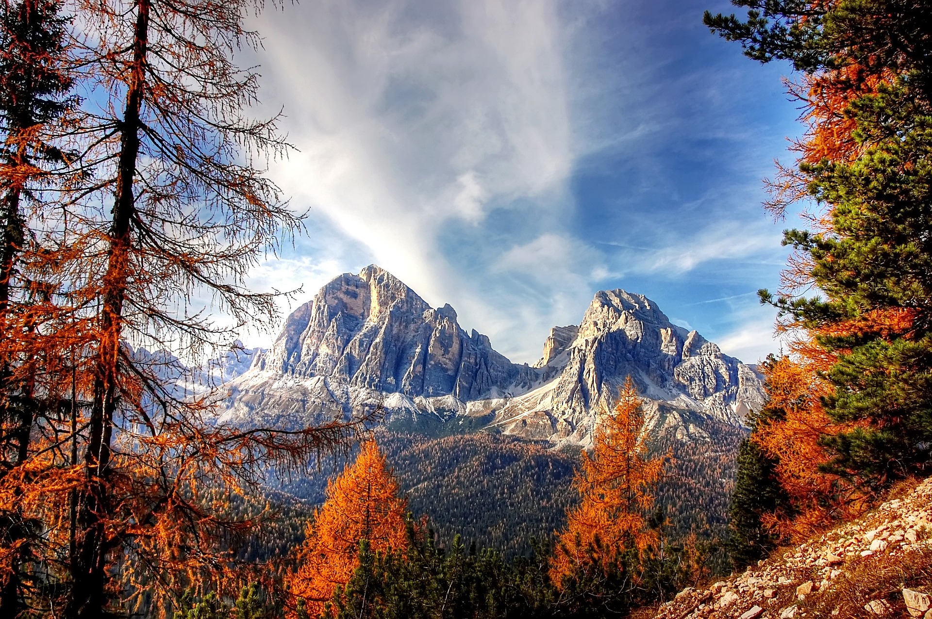 Montagnes alpines avec mélèzes orangés en automne dans les Hautes-Alpes