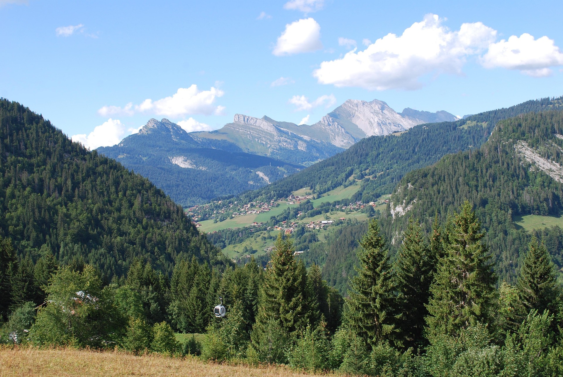 Village de montagne dans une vallée verdoyante des Hautes-Alpes en été