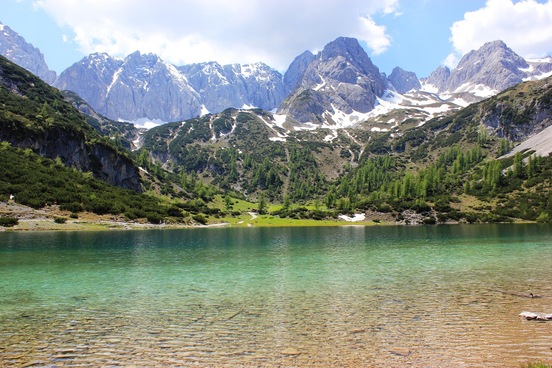 Lac de montagne aux eaux turquoise dans les Hautes-Alpes en été