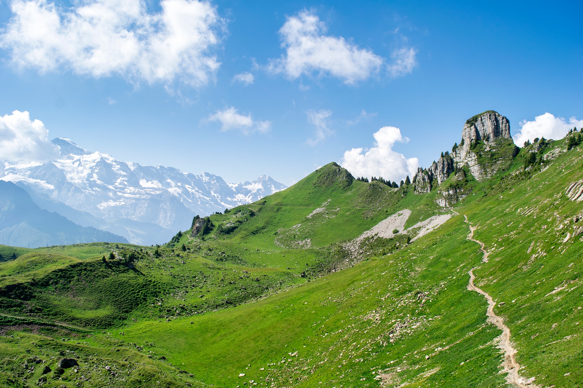 sentier de randonnée en montagne avec panorama alpin dans les Hautes-Alpes