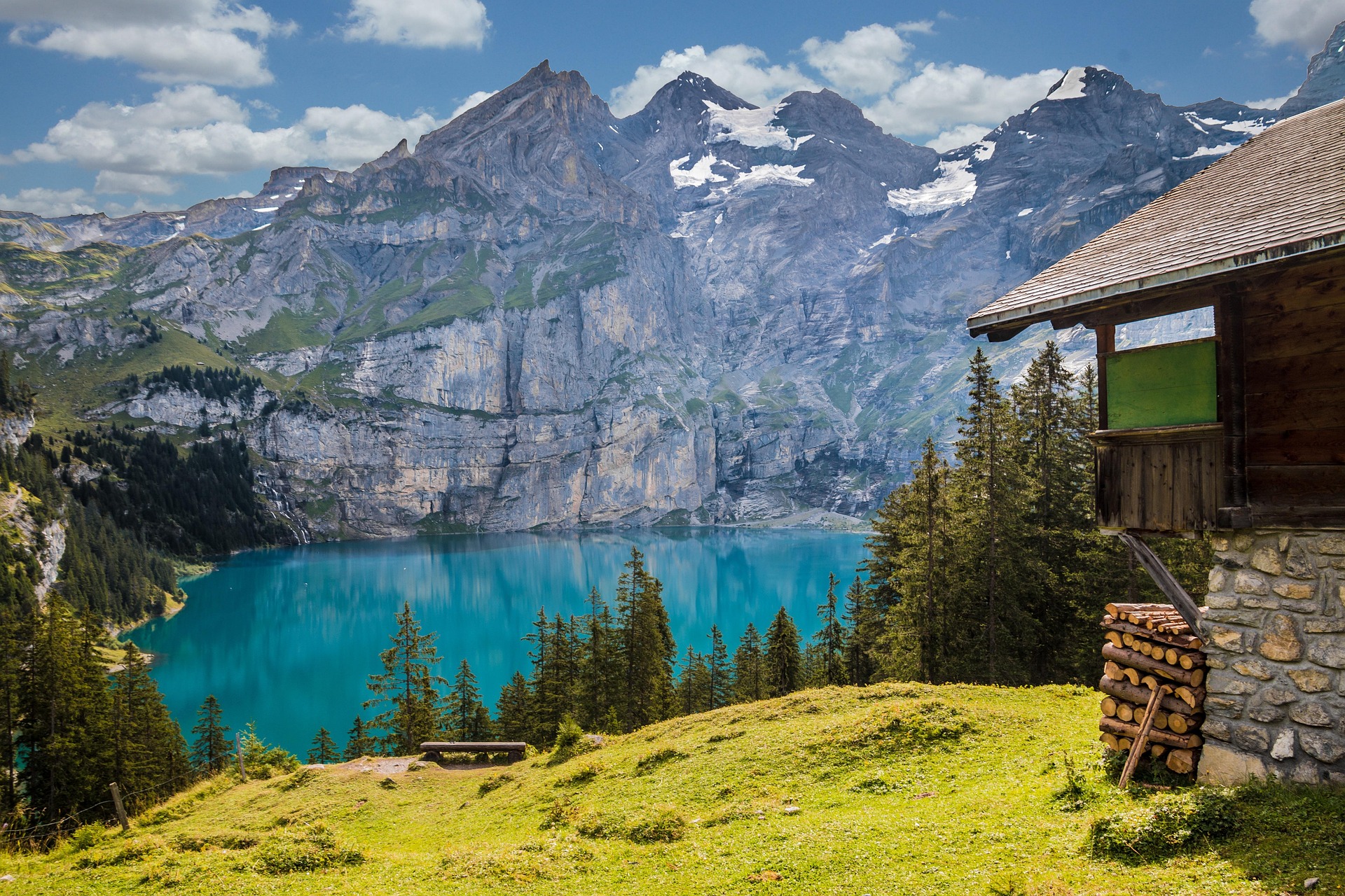 lac de montagne turquoise avec chalet et panorama alpin dans les Hautes-Alpes