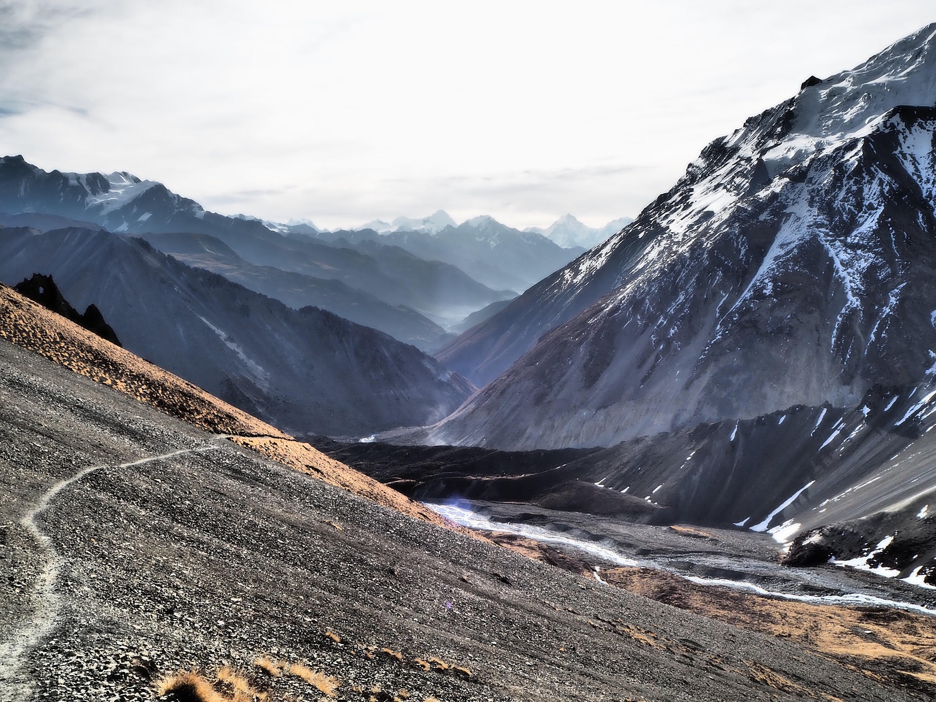 Sentier de randonnée du Tour du Viso avec vue panoramique sur les montagnes enneigées du Queyras