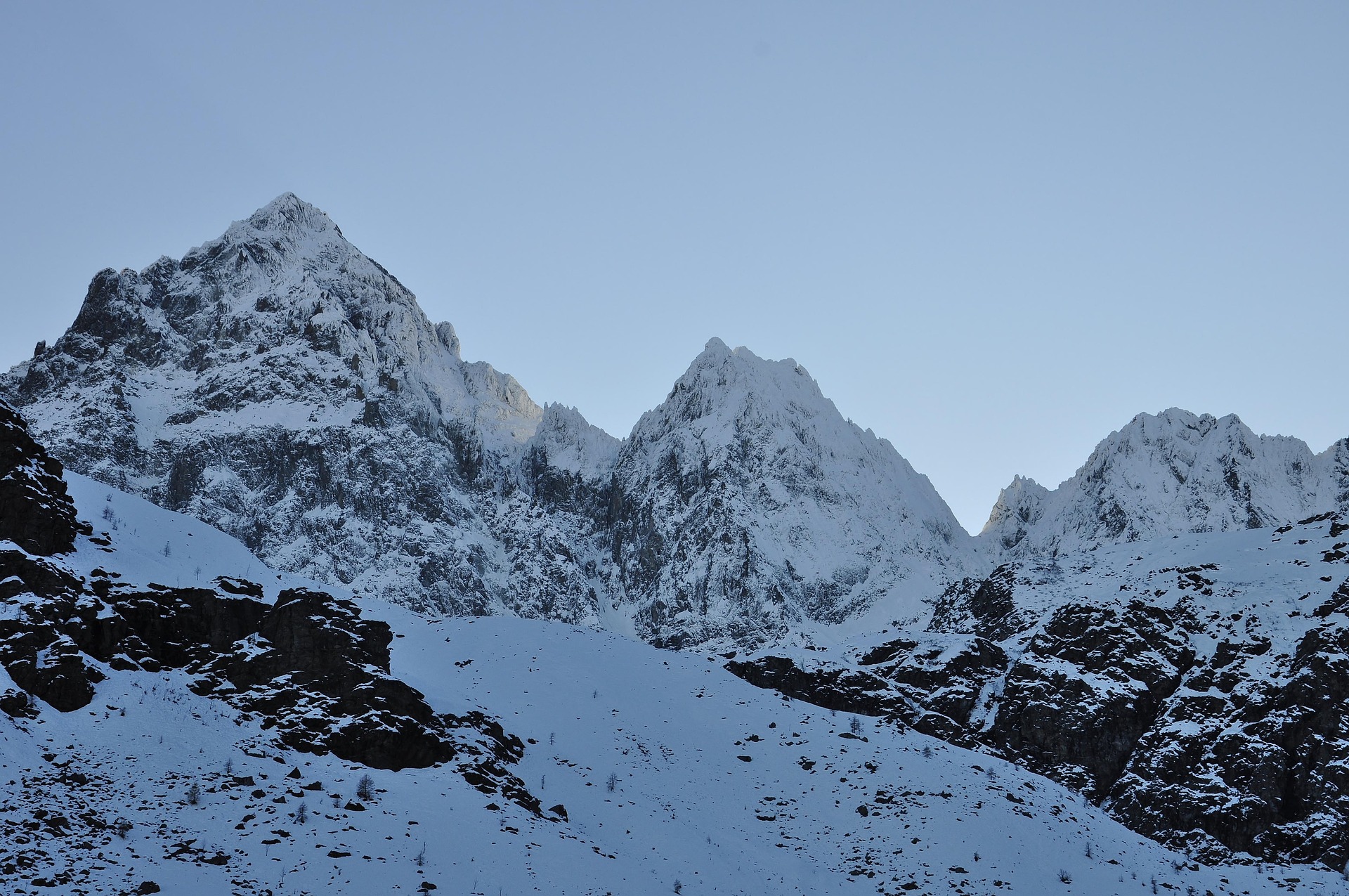 Montagnes enneigées du massif du Viso dans les Alpes