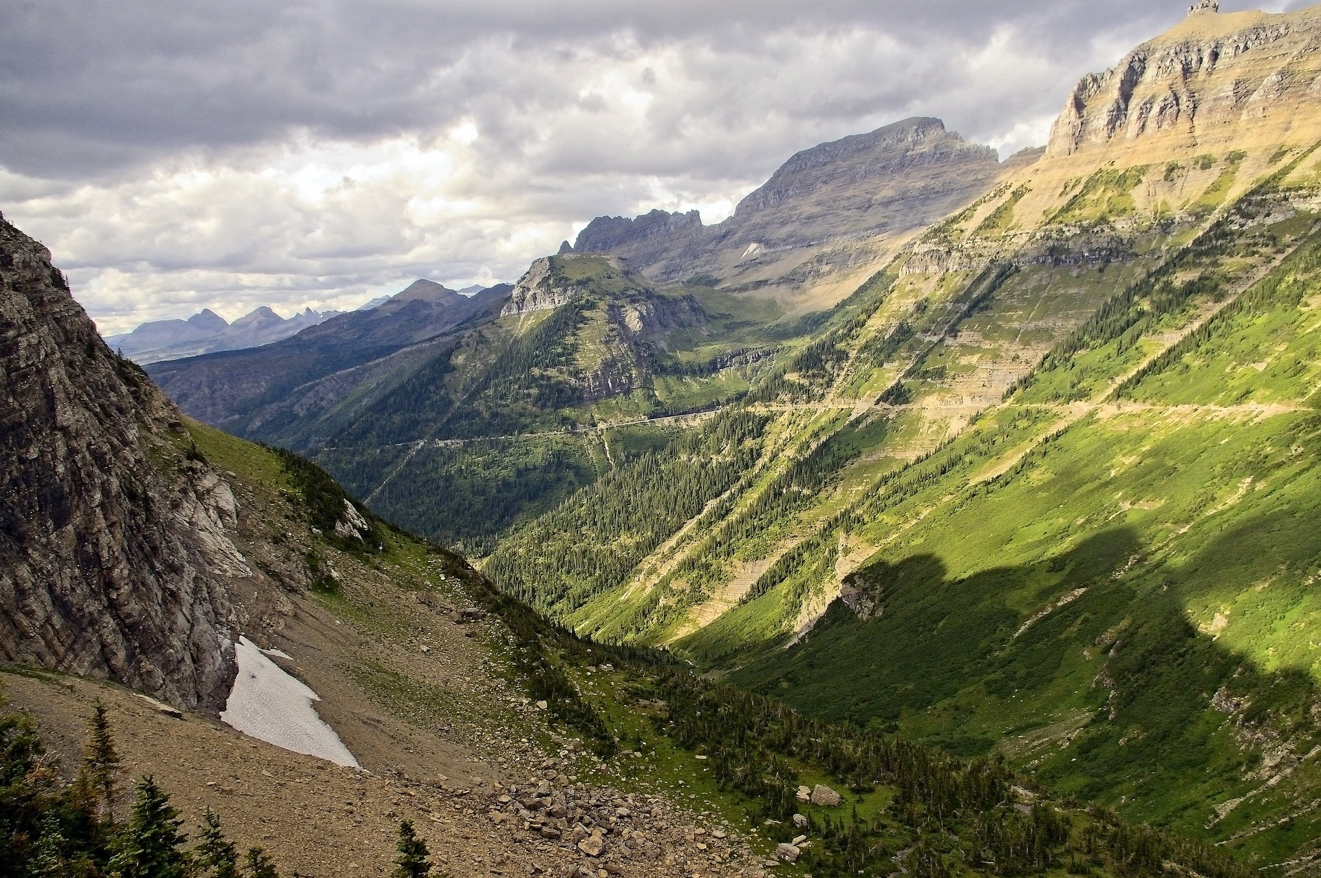 Panorama sur les montagnes et vallées du Tour du Queyras lors d'une randonnée en altitude