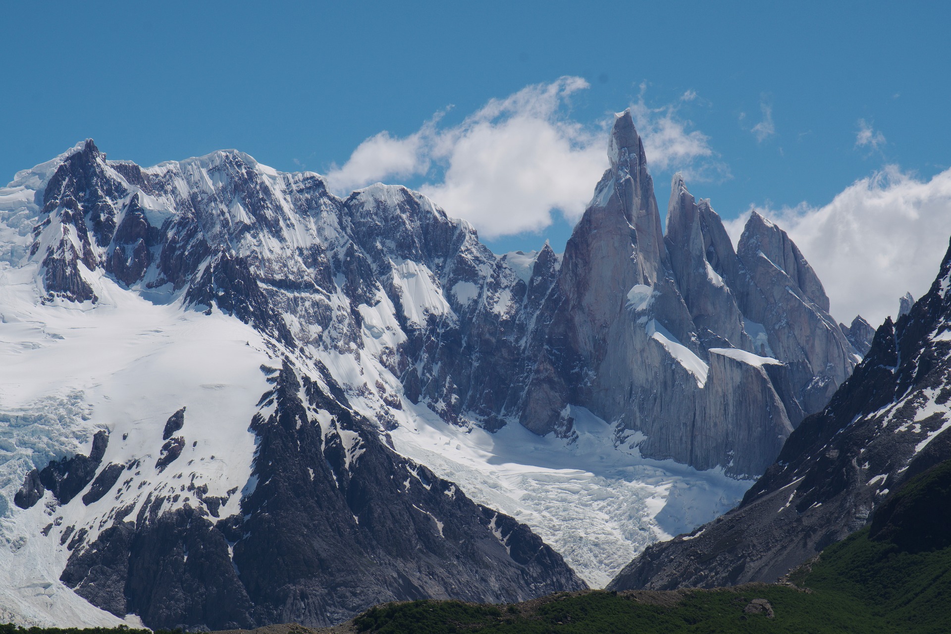 Glacier et sommets enneigés dans les Alpes, destination idéale pour le glaciairisme depuis une location dans les Hautes-Alpes.