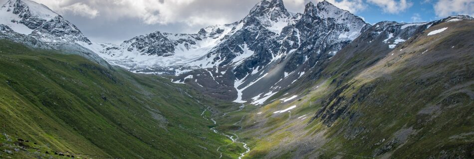 Paysage de montagne dans les Hautes-Alpes avec vallée alpine et sommets enneigés près du Queyras.