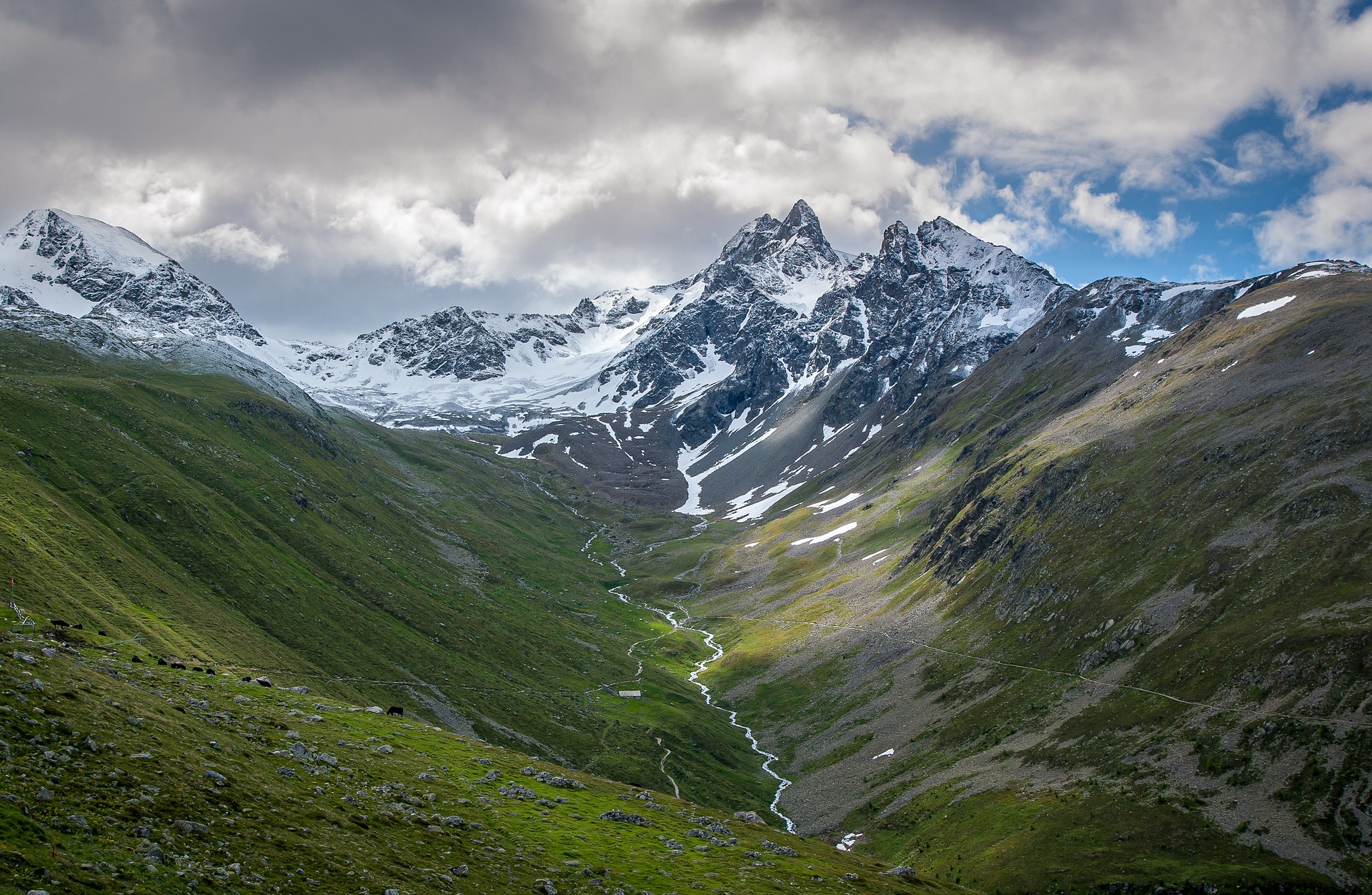 Paysage de montagne dans les Hautes-Alpes avec vallée alpine et sommets enneigés près du Queyras.