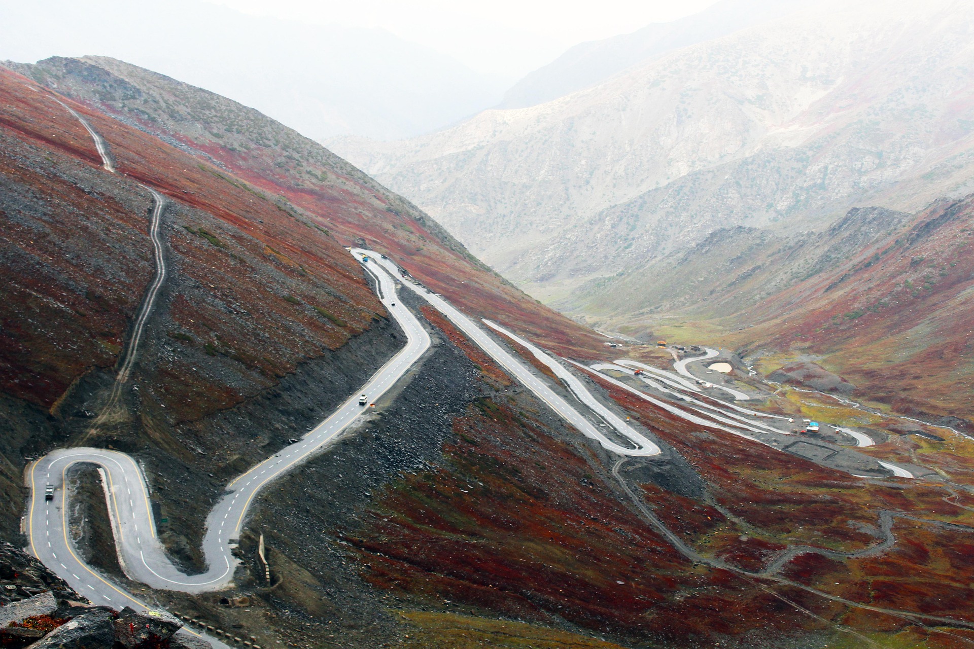 Route en lacets du Col d'Izoard dans les Hautes-Alpes au cœur des paysages montagneux du Queyras.